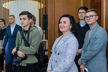 Для студентов ОГУ провели экскурсию по областному парламенту